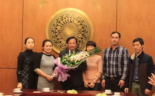 Tổng cục trưởng TCDL Nguyễn Văn Tuấn tặng hoa Đoàn Thanh niên